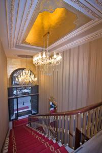 伊斯坦布尔Meserret Palace Hotel - Special Category的吊灯的建筑物内的楼梯