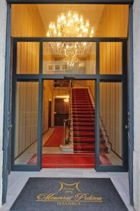 伊斯坦布尔Meserret Palace Hotel - Special Category的客房设有吊灯,楼梯穿过窗户