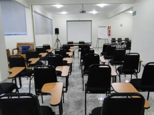 乌贝拉巴弗罗儿米纳斯酒店的一个空的教室,里面配有桌椅和白板