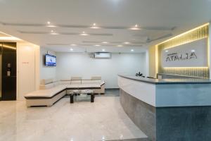 马尼帕尔Manipal Atalia Service Apartments的大堂设有带沙发和桌子的等候室