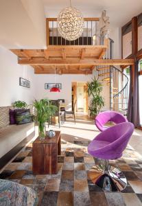 科巴里德普利纳思公寓酒店的客厅配有紫色椅子和沙发