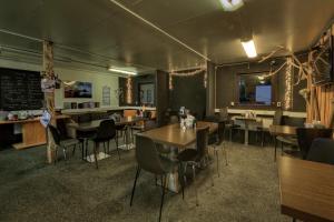 霍芬维津咖啡旅馆的一间带桌椅和黑板的餐厅