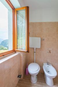 阿维奥巴尔多山旅馆的一间带卫生间、水槽和窗户的浴室