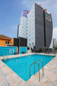 维纳德马Hotel Diego de Almagro Viña del Mar的酒店前方的大型游泳池