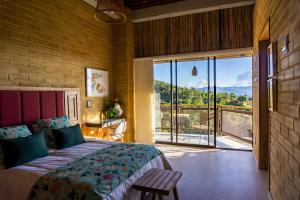 马里尼亚Cannua Lodge的一间卧室设有一张大床和一个大窗户