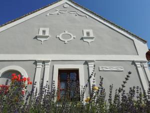 巴拉顿菲赖德Arácsi Vendégház的前面有鲜花的白色教堂