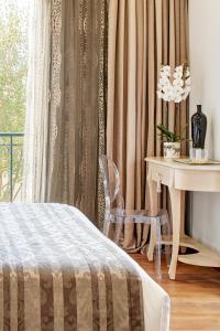 普雷韦扎迪奥尼精品酒店的一间卧室配有一张床、一张桌子和一张桌子