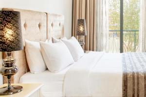 普雷韦扎迪奥尼精品酒店的卧室配有白色的床和窗户。