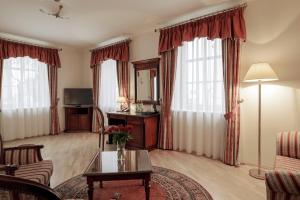 克莱佩达National Hotel的客厅配有沙发和桌子