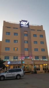 Al KhuwayrīyahReem Hotel Apartments的停在前面的带货车的建筑