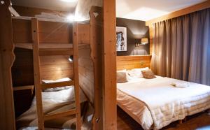 圣福瓦-塔朗泰斯虹雉酒店的配有2张双层床的宿舍间