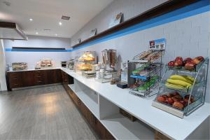 米西索加多伦多机场西智选假日酒店的厨房配有水果和蔬菜柜台