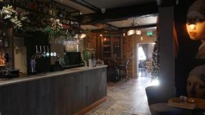 唐克斯特The Station Restaurant & Bar的餐厅内的酒吧,配有柜台和椅子