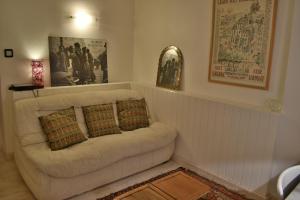 贝桑松La Bisontine的客厅配有带2个枕头的白色沙发
