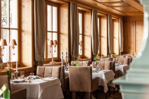 费斯费斯城堡酒店的用餐室设有桌椅和窗户。