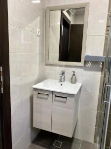斯顿Apartman I&M的白色的浴室设有水槽和镜子