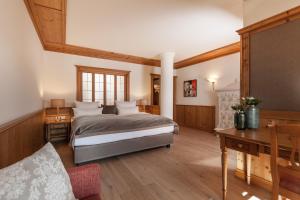 费斯费斯城堡酒店的一间卧室配有一张床、一张桌子和一张书桌