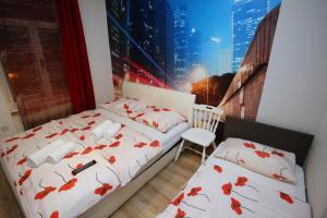 萨格勒布Apartments Rooms FONTANE TRNJE的一间带两张床的卧室和城市壁画