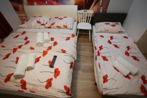 萨格勒布Apartments Rooms FONTANE TRNJE的一间卧室,床上铺有红色的叶子