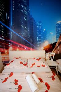 萨格勒布Apartments Rooms FONTANE TRNJE的一张白色的床,上面有红色的鲜花