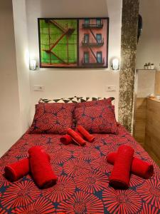 马德里Loft Desing Retiro的红色的床,上面有红色枕头