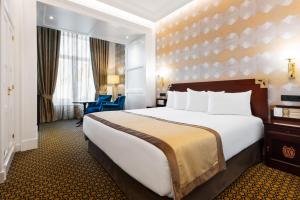 德拉托亚岛拉托哈欧洲之星酒店的酒店客房设有一张大床和一张书桌。