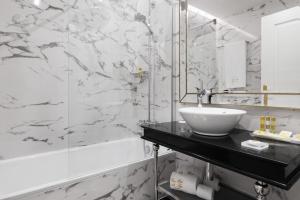 德拉托亚岛拉托哈欧洲之星酒店的白色的浴室设有水槽和淋浴。