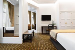德拉托亚岛拉托哈欧洲之星酒店的酒店客房,设有两张床和镜子