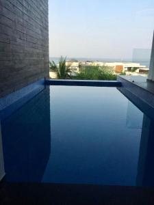 达波林Infiniti Bay Private Pool Villa的蓝色的海景游泳池