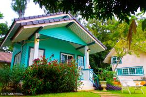 慕斯小屋 @ 山区度假村的蓝色房子,有 ⁇ 帽屋顶