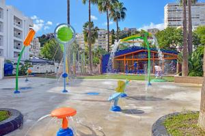 多列毛利诺斯Sol Torremolinos - Don Pablo的公园内一个带喷泉的游乐场
