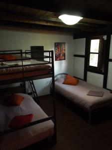 Quéntar丰达路西亚住宿加早餐旅馆的一间卧室配有三张双层床。