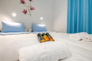 基萨莫斯Cormoranos Apartments Eco Green的白色的床,上面有毛巾