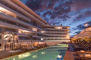 科洛尼亚-德尔萨克拉门托DOS ORILLAS 413 BY GM RENTALS的大楼前设有游泳池的酒店