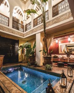 马拉喀什阿瓜维瓦庭院旅馆的大楼内的大型室内游泳池