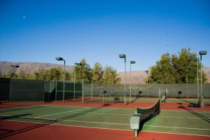 博雷戈斯普林斯度假酒店及水疗中心内部或周边的网球和/或壁球设施
