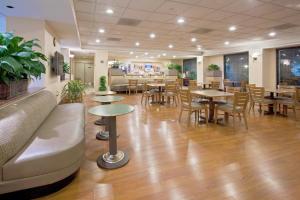 Holiday Inn Express Hotel & Suites Miami - Hialeah, an IHG Hotel餐厅或其他用餐的地方