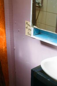 凯博波洛尼奥Casa Gaia Cabo Polonio的浴室的门上设有镜子和标志