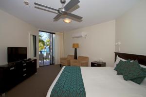 库鲁姆海滩库拉姆海滩度假酒店的一间卧室配有一张床和吊扇