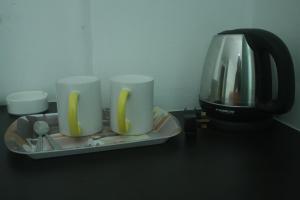 米里Citi Hotel的咖啡壶和三杯茶几