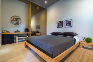 拉扬海滩度Villa Kyoto的一间卧室配有一张床和一张书桌