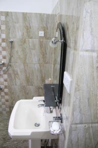 哈巴拉杜瓦White Villa Koggala的浴室设有水槽和墙上的镜子