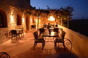 索维拉达尔埃萨达旅馆的晚上在庭院里摆放着桌椅