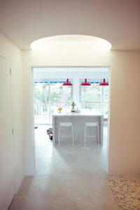 卡西斯Le Canaillou par Dodo-a-Cassis的白色的厨房配有桌子和一些椅子