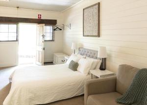 努里乌特帕卡斯勒乡村民宿的卧室配有白色的床和沙发
