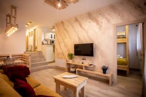 塞拉内华达Nirvana的客厅配有沙发和墙上的电视