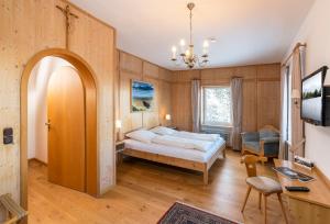 希格斯多夫玛丽亚埃克科罗斯特加斯特霍夫酒店的一间卧室配有一张床、一张桌子和一把椅子