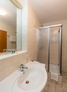 希格斯多夫玛丽亚埃克科罗斯特加斯特霍夫酒店的浴室配有白色水槽和淋浴。