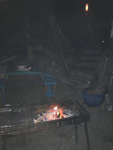 富士市Bougakuan的夜间后院的火坑