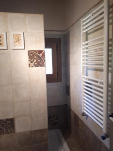 塞哥维亚La Zamarriega的带淋浴、窗户和浴缸的浴室